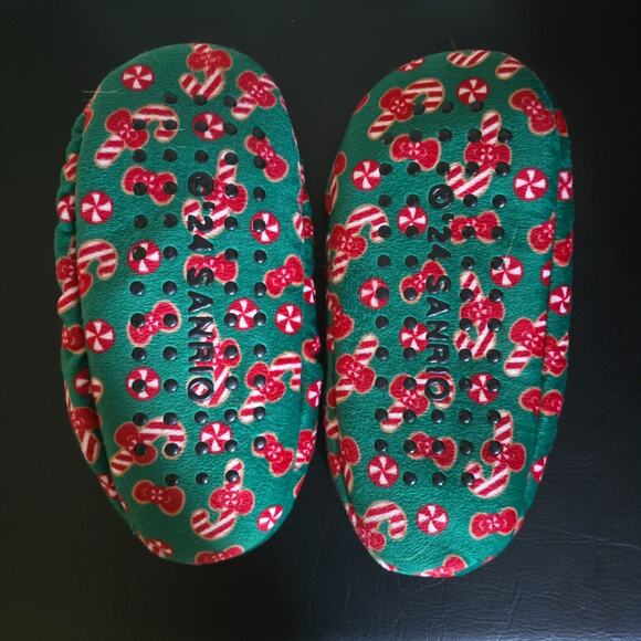 Hello Kitty Womens Holiday Fuzzy Babba Slipper Socks Green Candy Print Size 7-9. - Picture 10 of 13